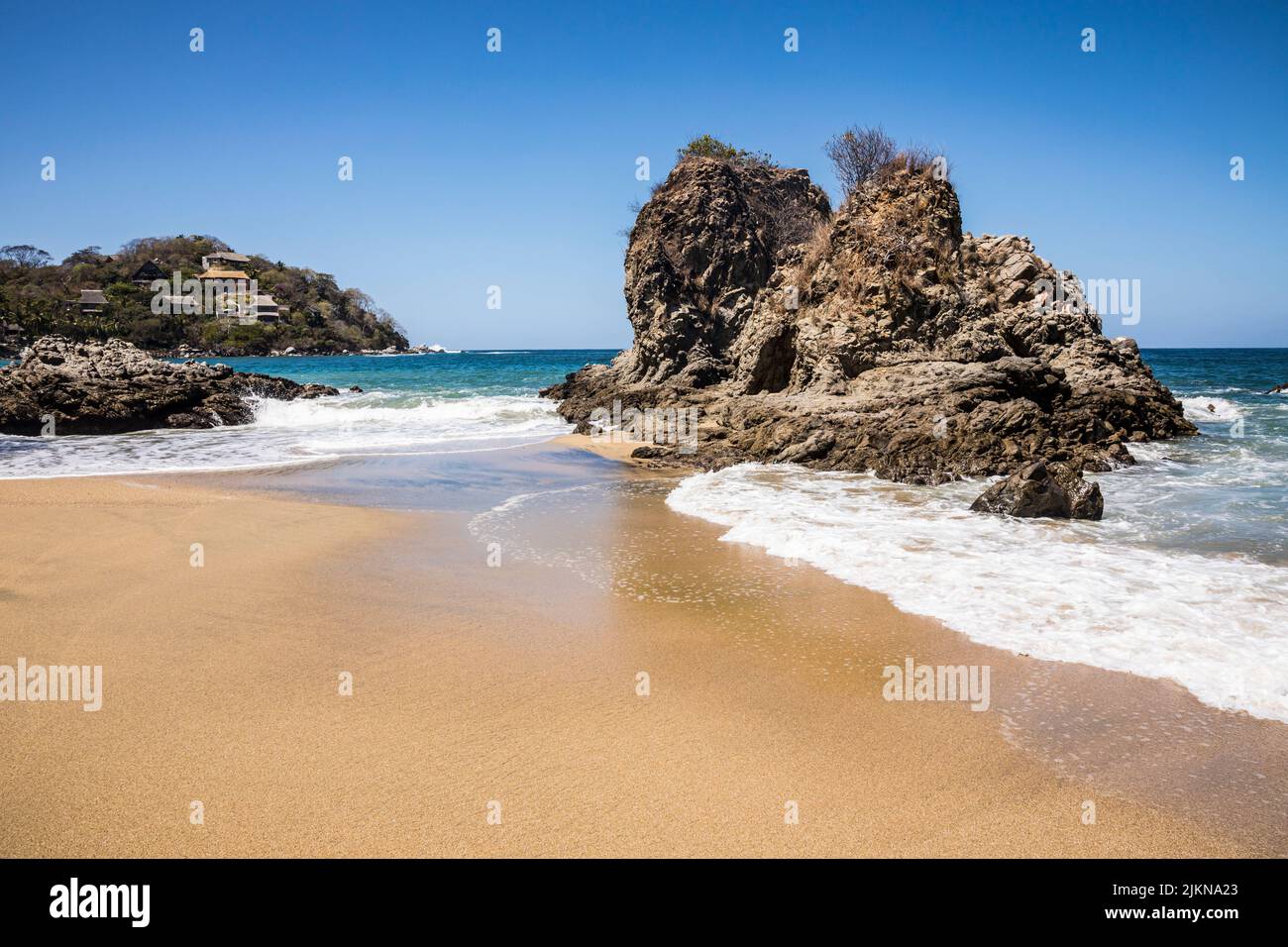 Une plage de poche cachée juste au nord sur les rochers de Playa de los Muertos / Plage des morts à Sayulita, Nayarit, Mexique. Banque D'Images