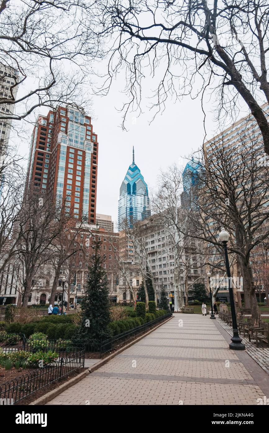 Un gratte-ciel Liberty place vu de Rittenhouse Square, Philadelphie, en hiver Banque D'Images