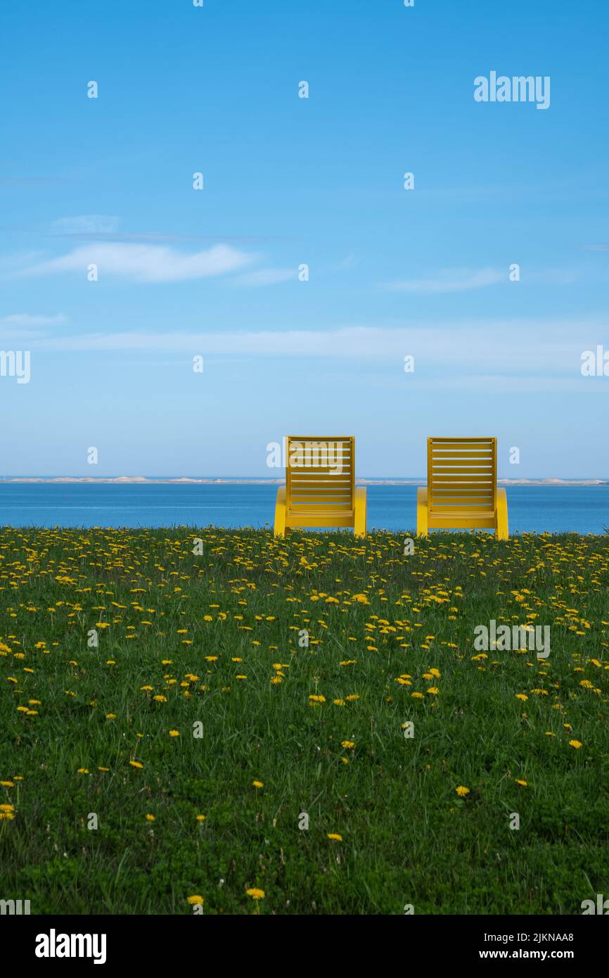 Chaises en face de l'eau, Îles-de-la-Madeleine Banque D'Images