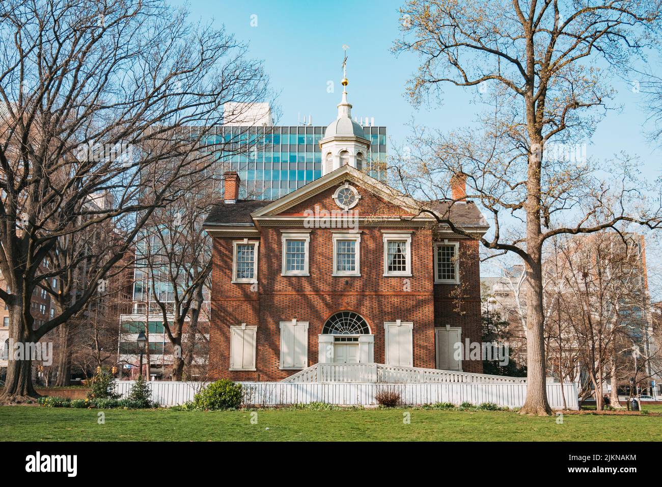 Le côté sud de Carpenters's Hall lors d'un après-midi d'automne clair à Philadelphie, en Pennsylvanie. Ce bâtiment a tenu le premier Congrès continental en 1774 Banque D'Images