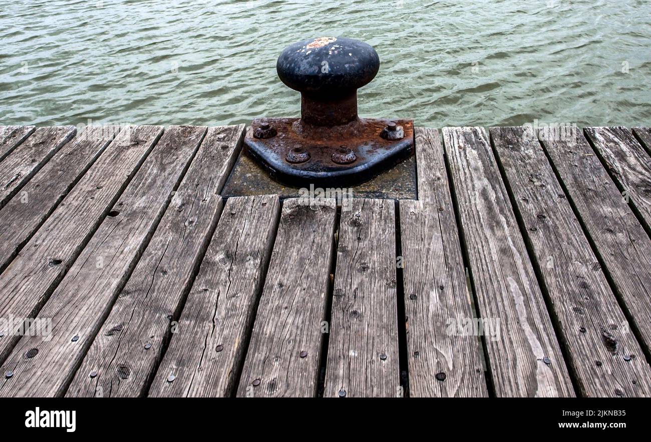 A wooden platform on a pier deck in front of the sea Banque D'Images