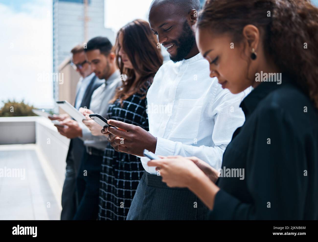 Nous avons mis en place de nombreuses nouvelles connexions. Les hommes d'affaires utilisent des téléphones dans un contexte urbain. Banque D'Images