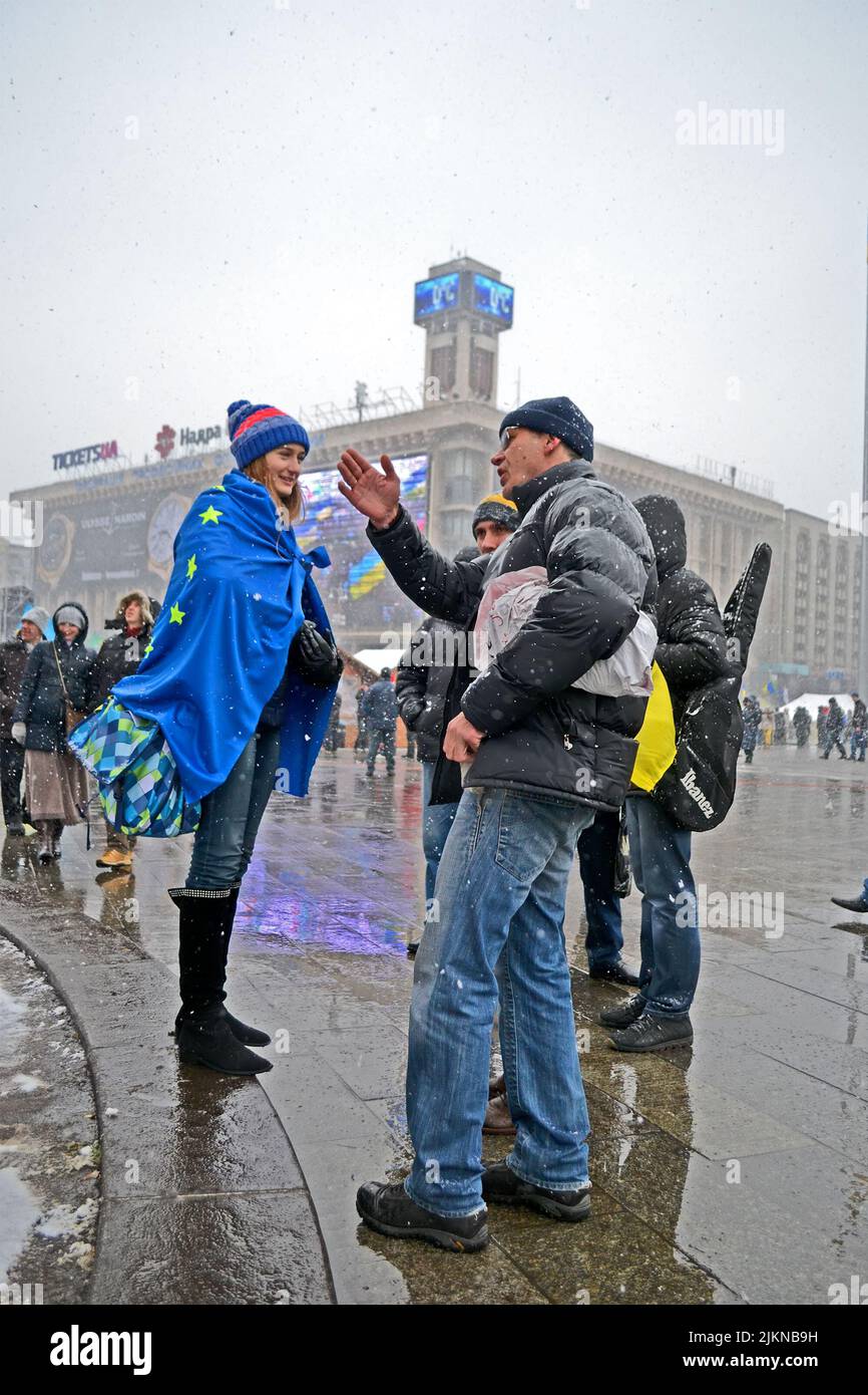 Communication des personnes sur la réunion Euro maidan à Kiev. Réunion consacrée au déclin de l'Ukraine pour l'intégration à l'Union européenne. Banque D'Images