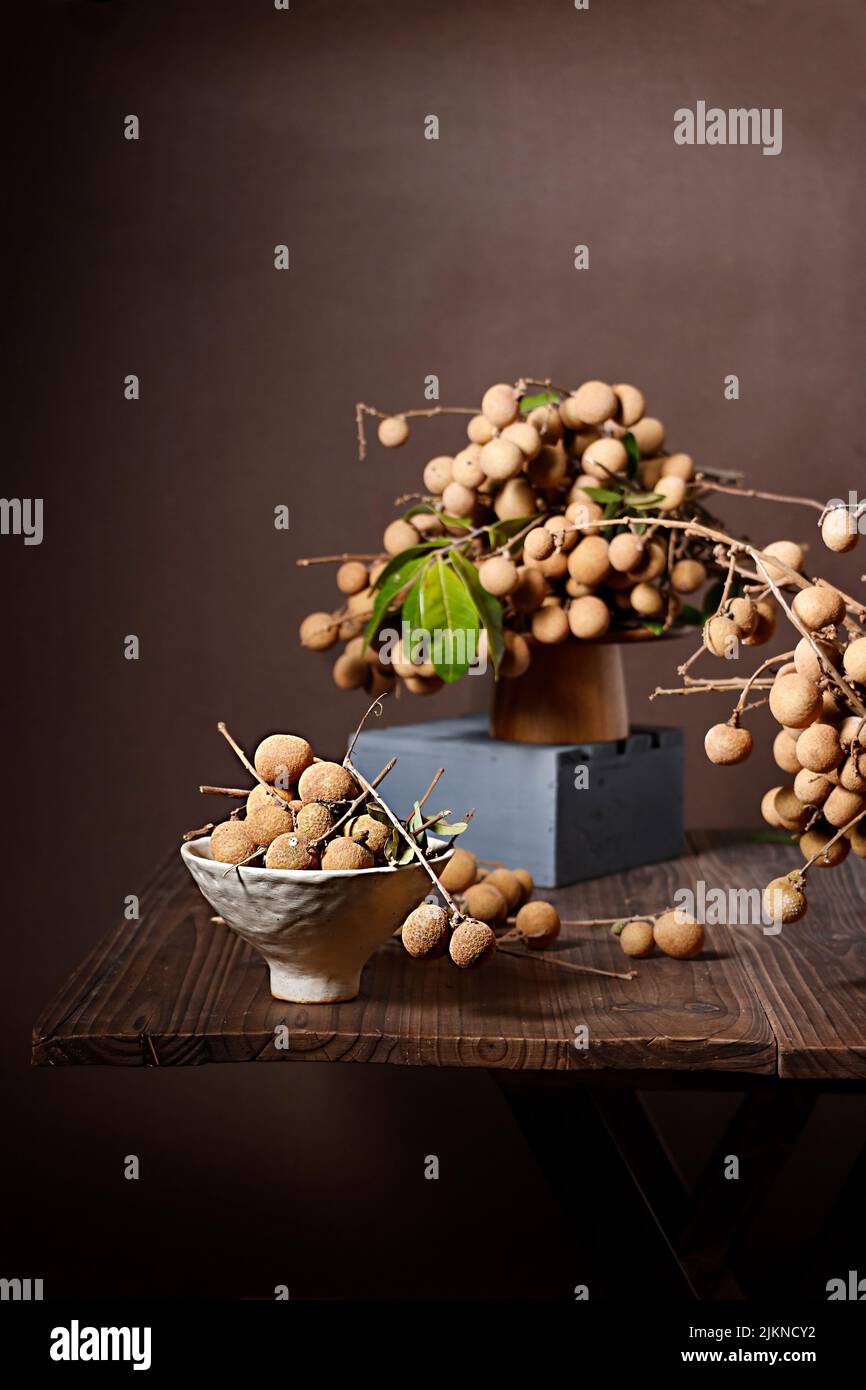 Un cliché sélectif de fruits frais de Longan sur une table en bois Banque D'Images