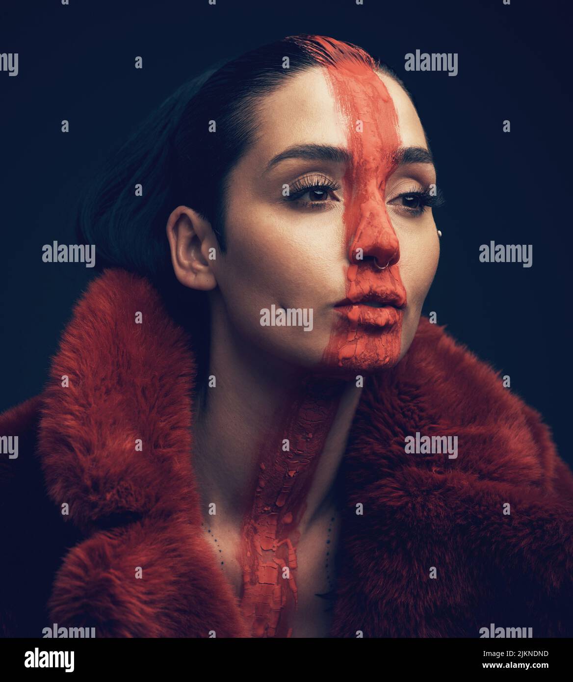 La beauté à l'intérieur ne mourra jamais. Photo studio d'une jeune femme posant avec de la peinture sur son visage sur un fond noir. Banque D'Images