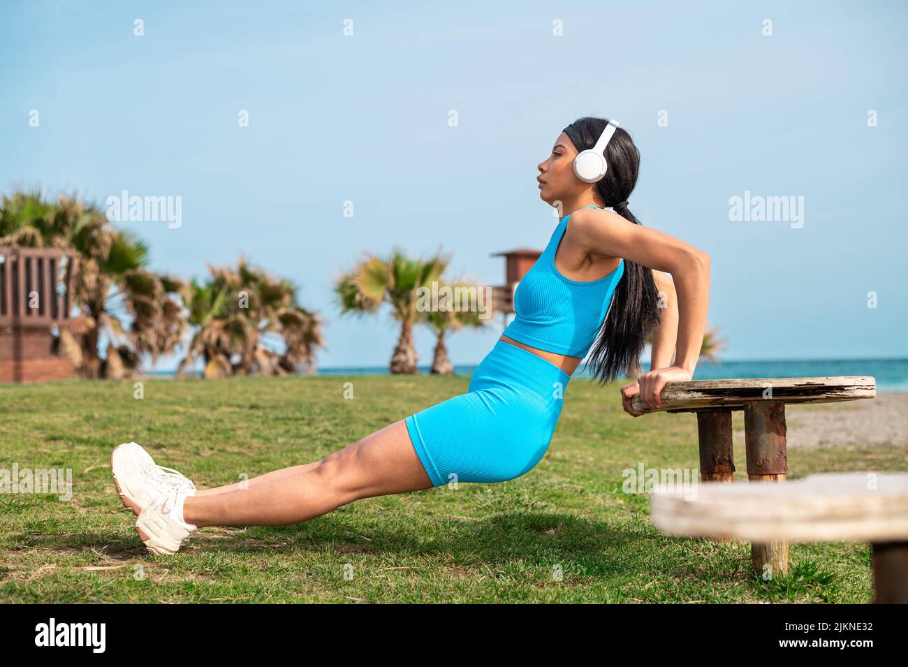 Une jolie femme afro-américaine qui fait du sport sur la plage un jour ensoleillé Banque D'Images