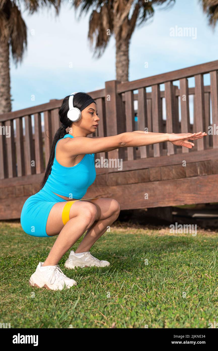 Une jolie femme afro-américaine qui fait du sport sur la plage un jour ensoleillé Banque D'Images