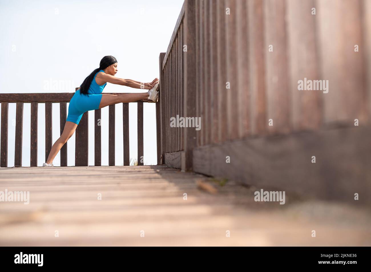 Une jolie femme afro-américaine qui fait du sport sur la plage un jour ensoleillé Banque D'Images