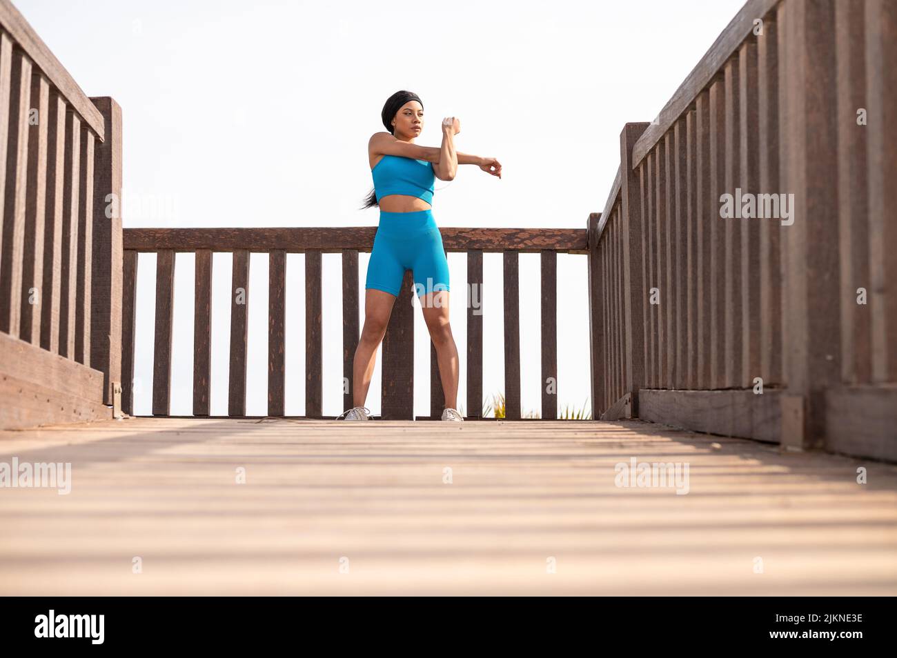 Une jolie femme afro-américaine qui fait du sport sur la plage un jour ensoleillé Banque D'Images