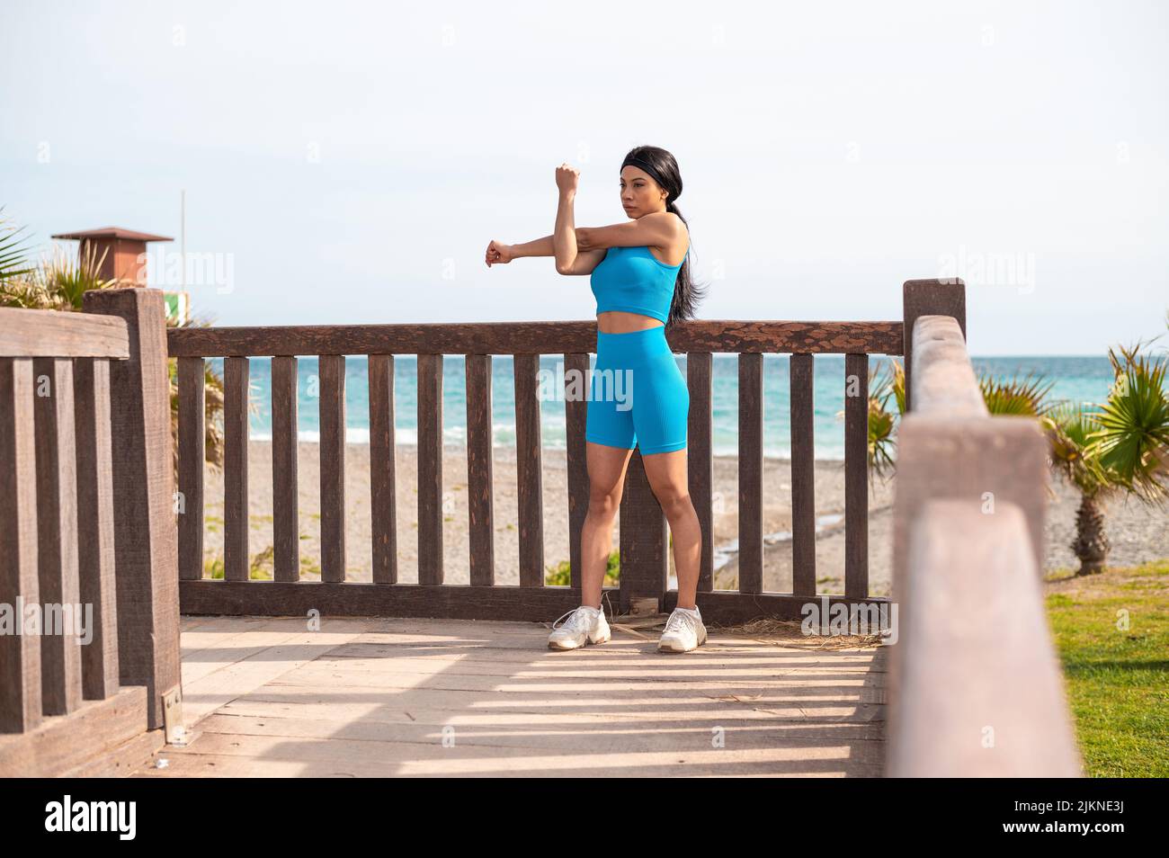 Une jolie femme afro-américaine qui fait du sport sur la plage un jour ensoleillé Banque D'Images