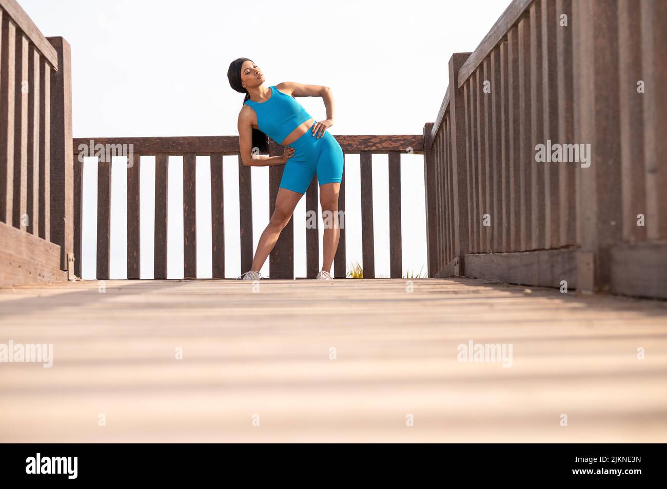 Une jolie femme afro-américaine qui fait du sport sur la plage un jour ensoleillé Banque D'Images