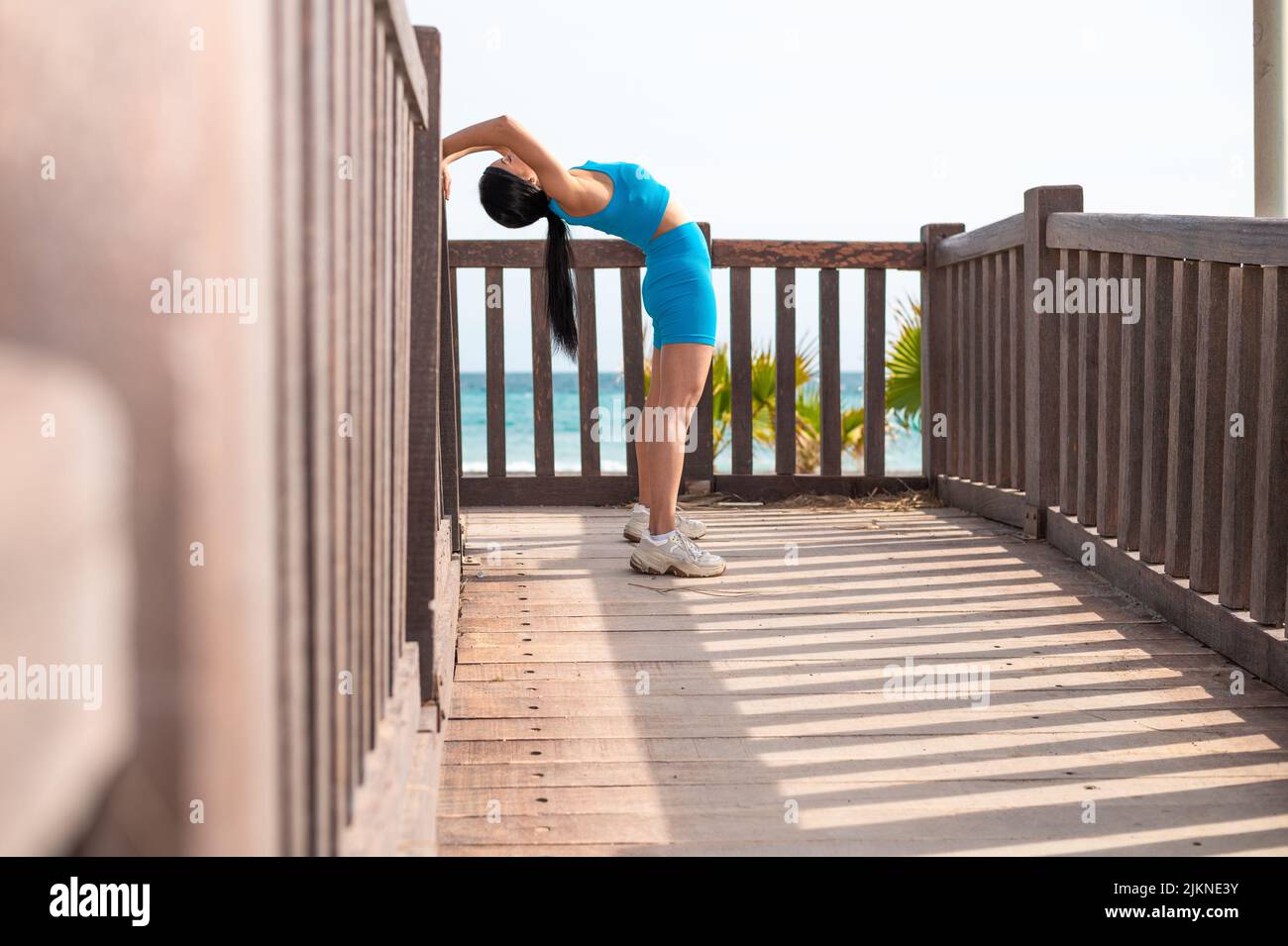 Une jolie femme afro-américaine qui fait du sport sur la plage un jour ensoleillé Banque D'Images