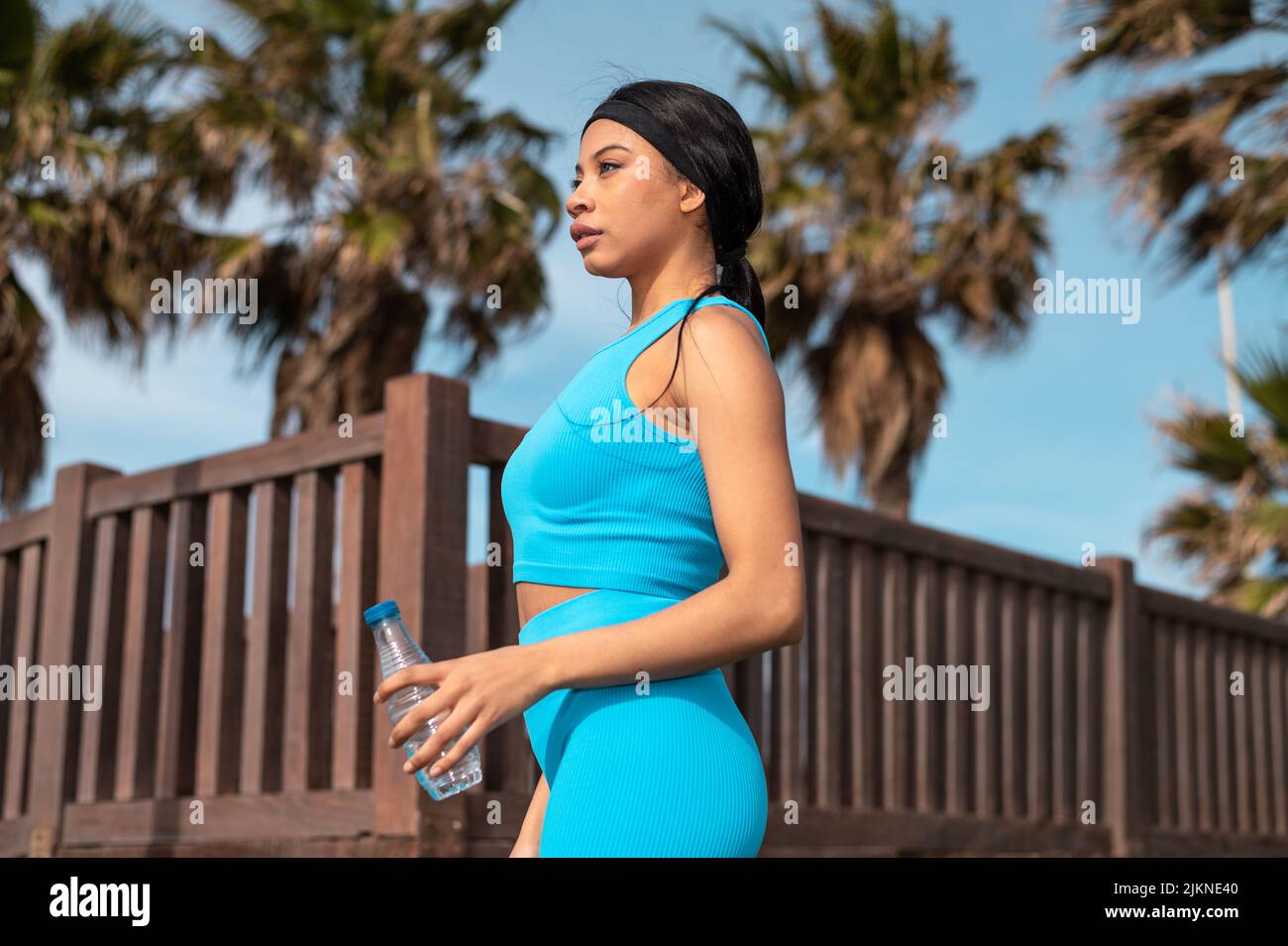 Une jolie femme afro-américaine qui fait du sport sur la plage un jour ensoleillé Banque D'Images