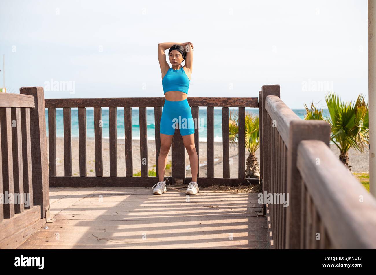 Une jolie femme afro-américaine qui fait du sport sur la plage un jour ensoleillé Banque D'Images