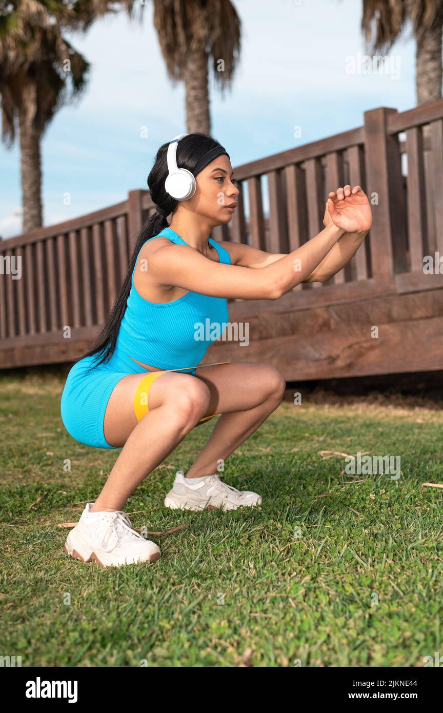 Une jolie femme afro-américaine qui fait du sport sur la plage un jour ensoleillé Banque D'Images