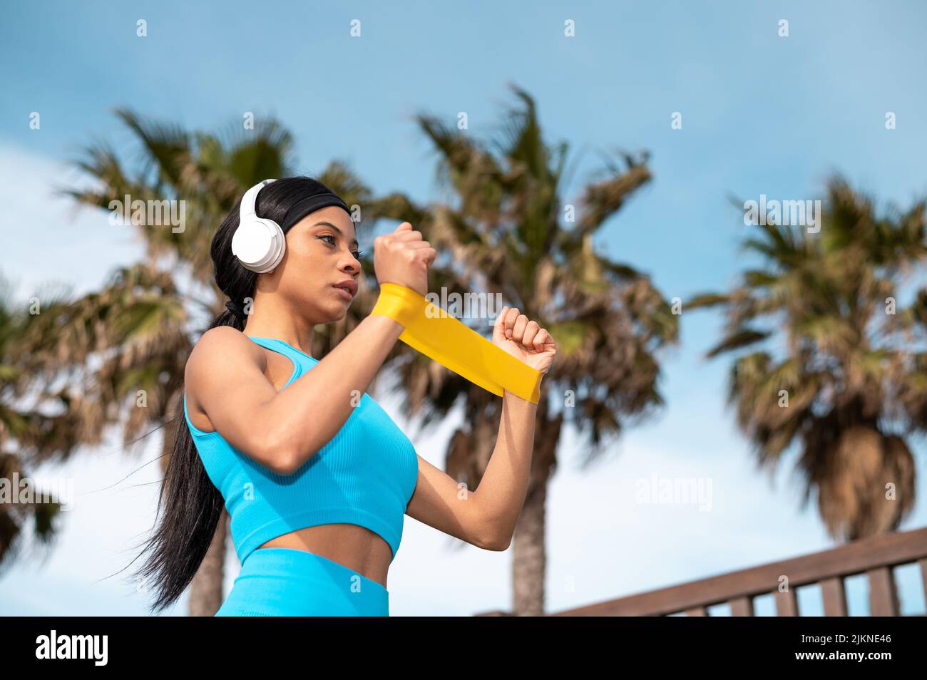 Une jolie femme afro-américaine qui fait du sport sur la plage un jour ensoleillé Banque D'Images