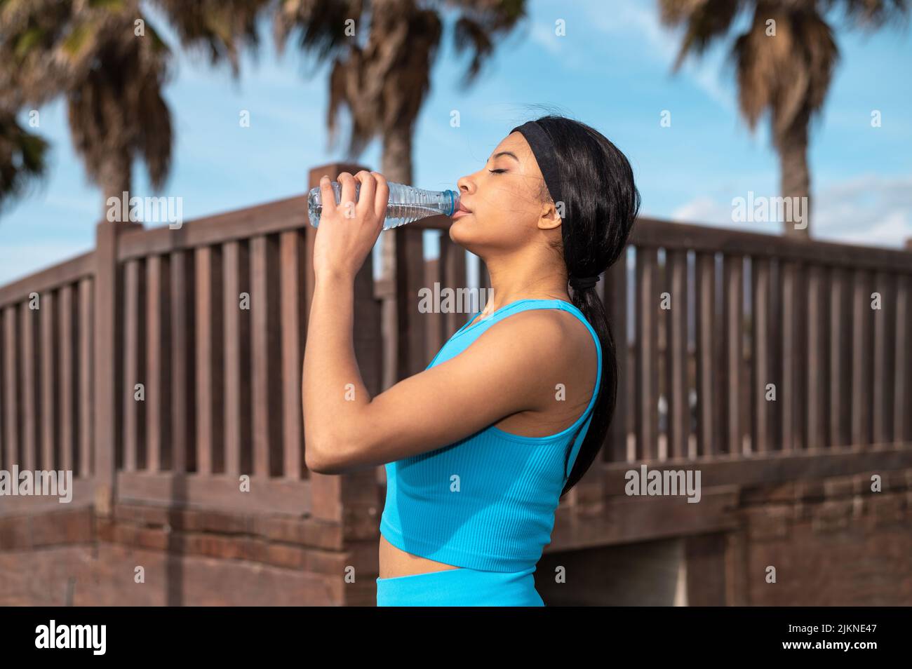Une jolie femme afro-américaine qui fait du sport sur la plage un jour ensoleillé Banque D'Images