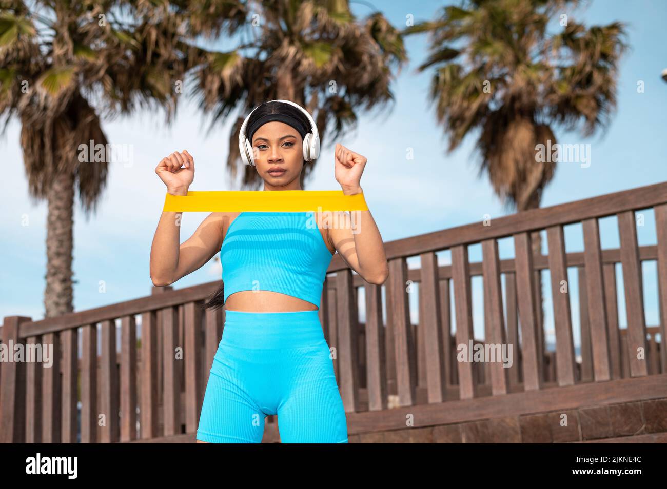 Une jolie femme afro-américaine qui fait du sport sur la plage un jour ensoleillé Banque D'Images