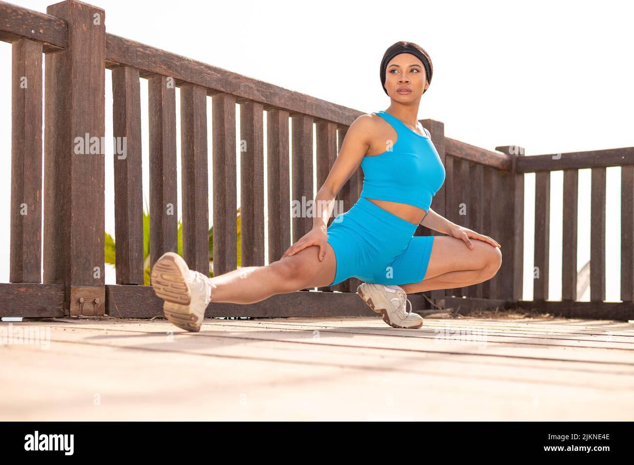 Une jolie femme afro-américaine qui fait du sport sur la plage un jour ensoleillé Banque D'Images