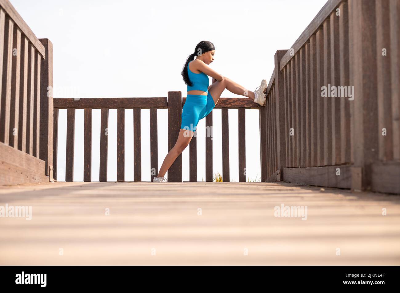 Une jolie femme afro-américaine qui fait du sport sur la plage un jour ensoleillé Banque D'Images