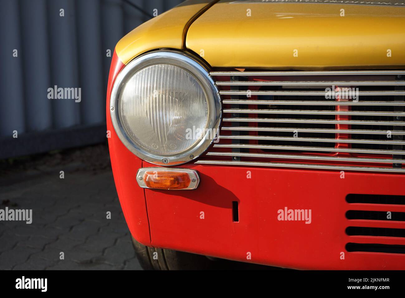 Vintage rouge et jaune Banque de photographies et d’images à haute ...