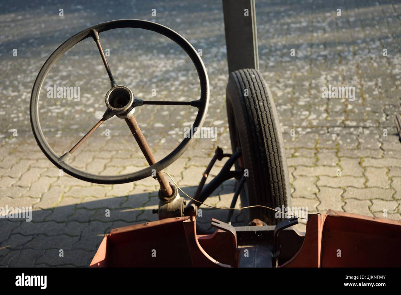 Un volant avec trois rayons d'un tricycle pourri autofabriqué au musée de l'automobile à Horstmar Banque D'Images