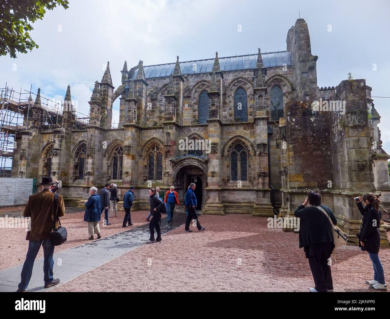 Les touristes explorent la chapelle Rosslyn 1446 à Roslin, Midlothian, Écosse, Royaume-Uni. Banque D'Images