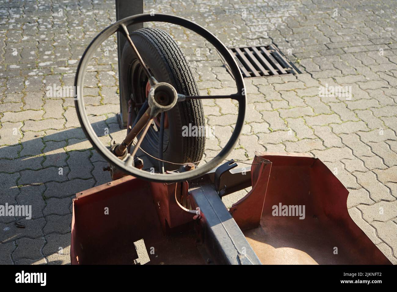 Un volant avec trois rayons d'un tricycle pourri autofabriqué au musée de l'automobile à Horstmar Banque D'Images