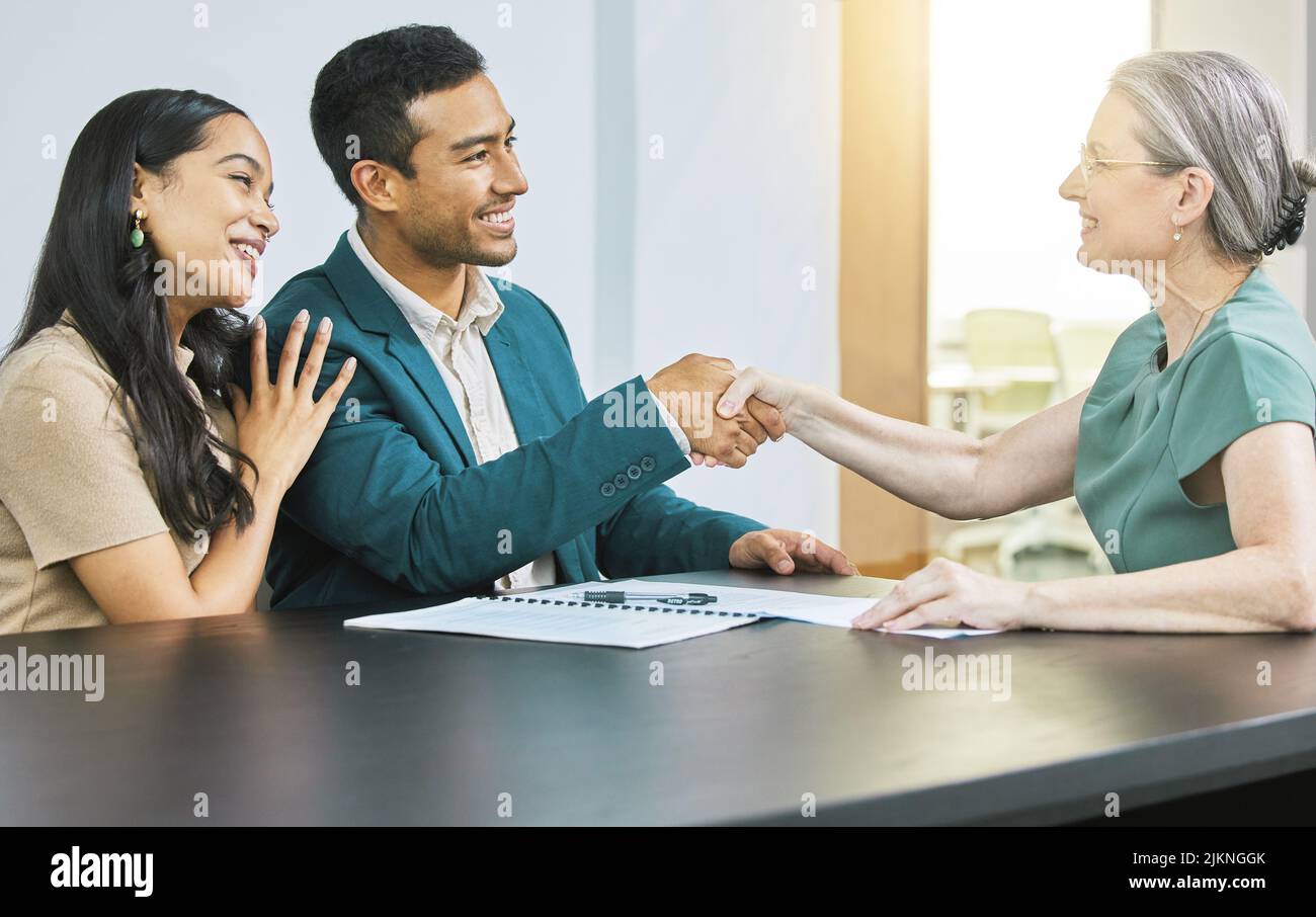 C'était un plaisir. Un jeune couple qui a passé quelques formalités administratives au cours d'une réunion avec son conseiller financier. Banque D'Images