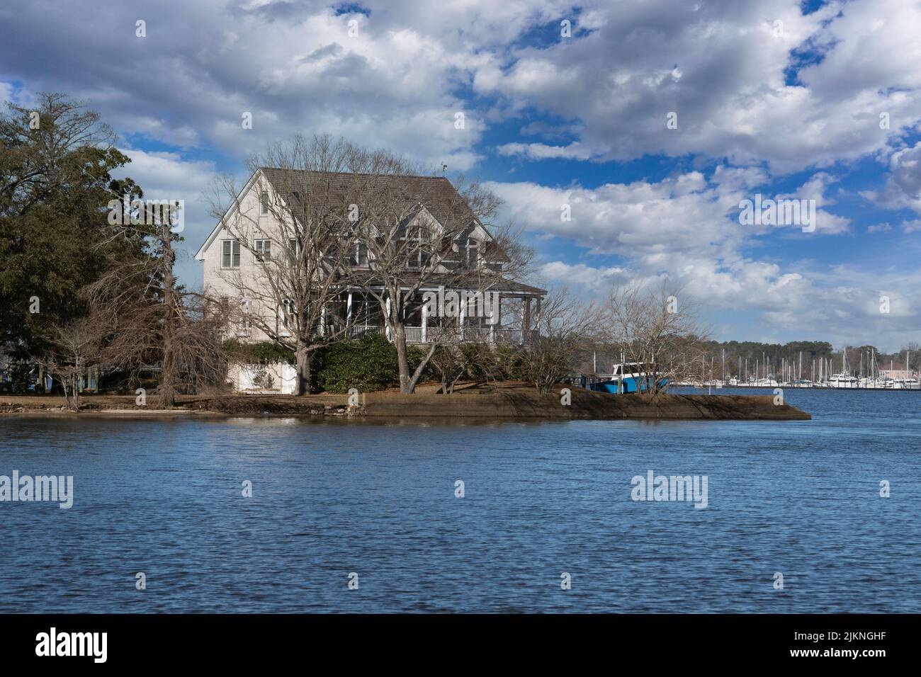 Un bateau reste dans une cour des mois après que l'ouragan Florence a frappé New Bern en Caroline du Nord Banque D'Images
