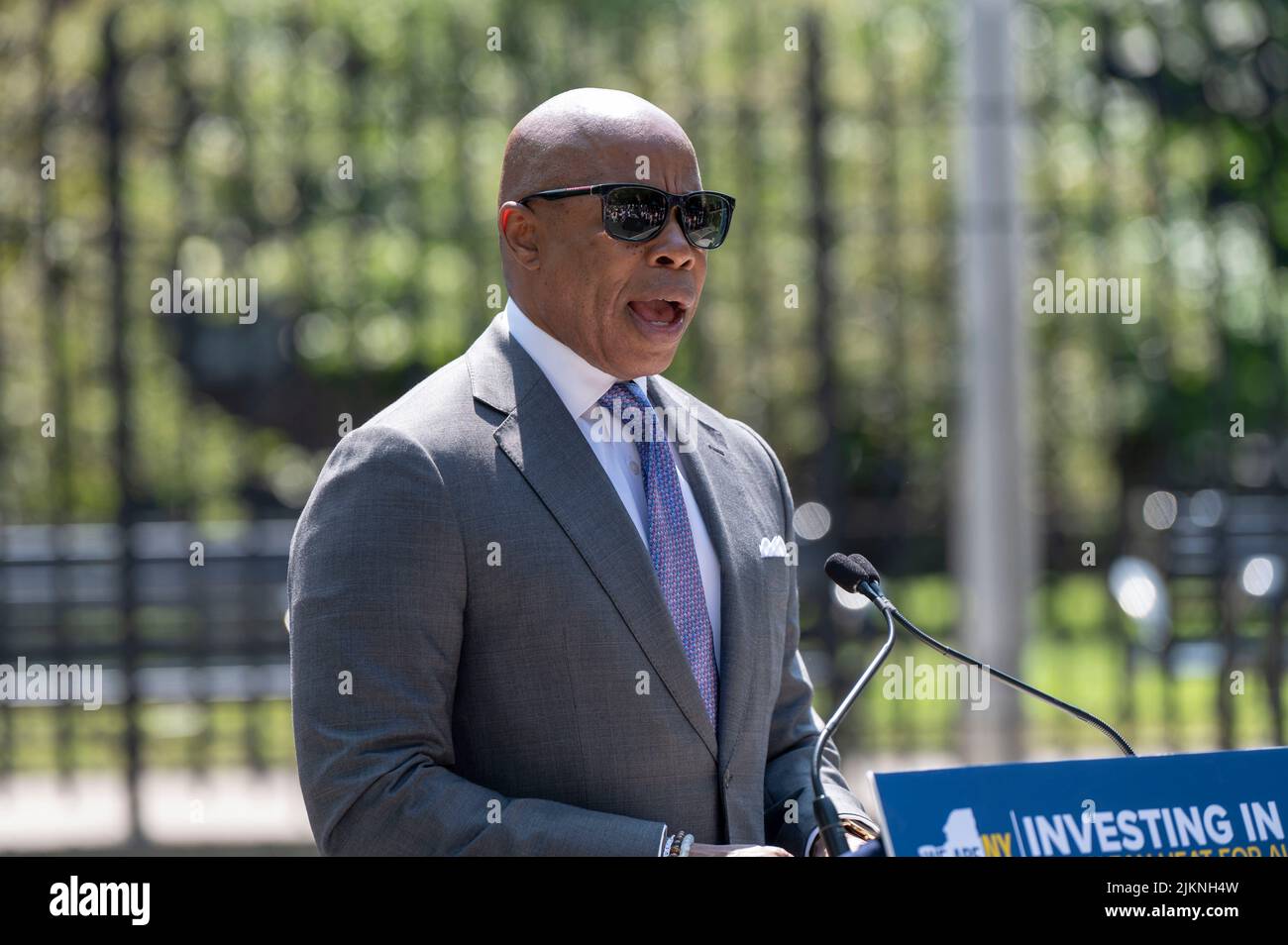 Le maire Eric Adams parle lors d'une annonce conjointe sur le logement et l'énergie propre au complexe Woodside Houses NYCHA, dans le quartier Queens de New York. Le gouverneur Hochul et le maire Adams annoncent un investissement initial de $70 millions pour décarboniser les bâtiments de la NYCHA dans le cadre du défi de la chaleur propre pour tous. Le plan prévoit l'installation de ce que l'on appelle une « pompe à chaleur électrique », développée par NYPA choisi Midea America et gradient, en 30 000 unités, qui fourniraient aux locataires de chaque appartement la possibilité de contrôler la chaleur ou de garder leurs unités au frais tout au long de l'année. Banque D'Images