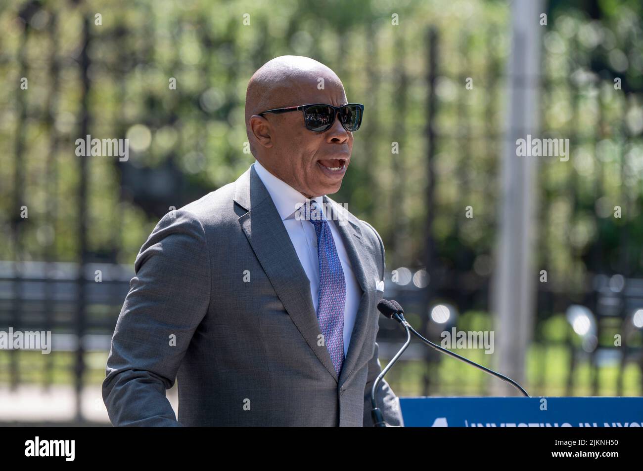 Le maire Eric Adams parle lors d'une annonce conjointe sur le logement et l'énergie propre au complexe Woodside Houses NYCHA, dans le quartier Queens de New York. Le gouverneur Hochul et le maire Adams annoncent un investissement initial de $70 millions pour décarboniser les bâtiments de la NYCHA dans le cadre du défi de la chaleur propre pour tous. Le plan prévoit l'installation de ce que l'on appelle une « pompe à chaleur électrique », développée par NYPA choisi Midea America et gradient, en 30 000 unités, qui fourniraient aux locataires de chaque appartement la possibilité de contrôler la chaleur ou de garder leurs unités au frais tout au long de l'année. Banque D'Images