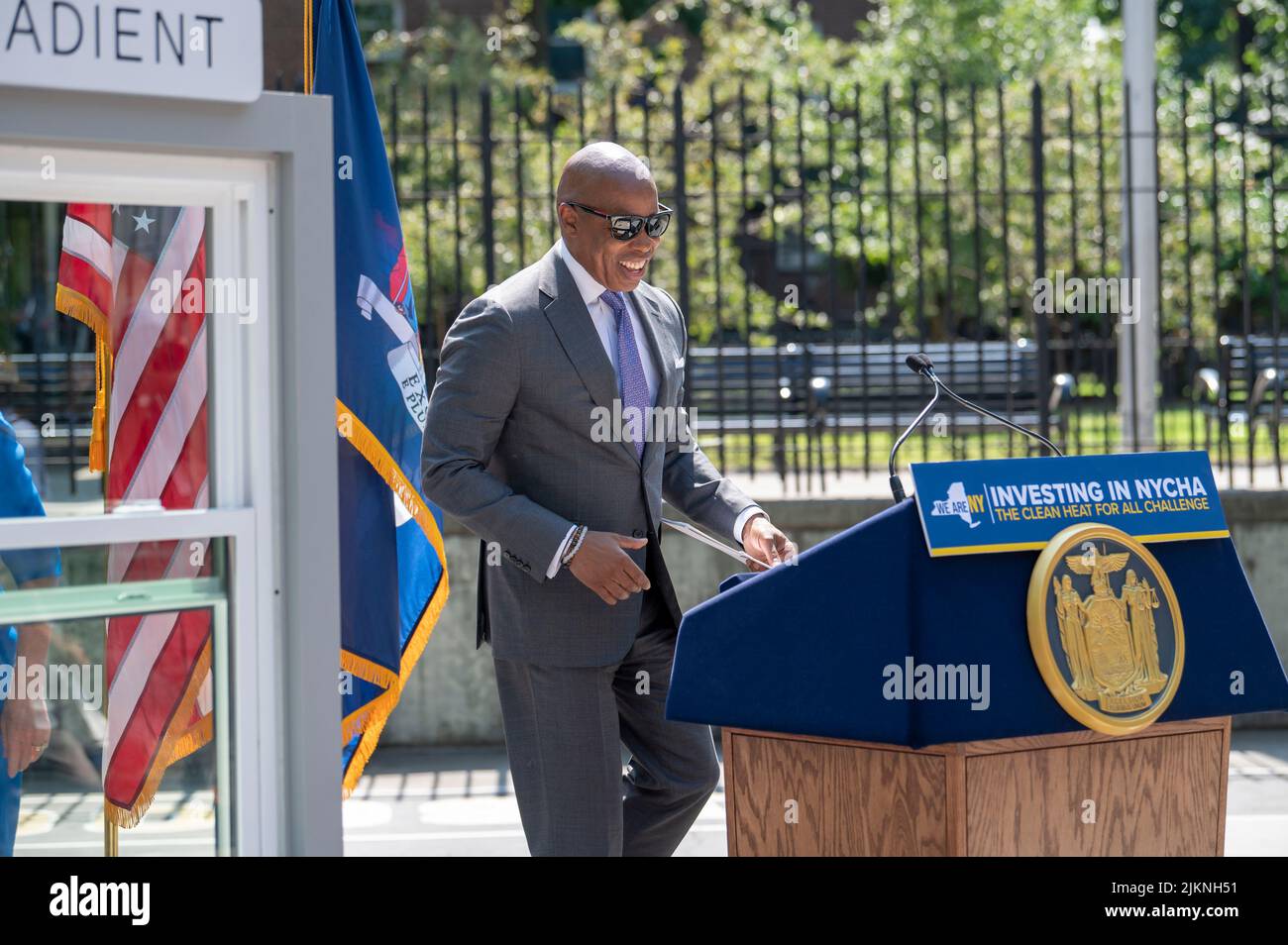 Le maire Eric Adams parle lors d'une annonce conjointe sur le logement et l'énergie propre au complexe Woodside Houses NYCHA, dans le quartier Queens de New York. Le gouverneur Hochul et le maire Adams annoncent un investissement initial de $70 millions pour décarboniser les bâtiments de la NYCHA dans le cadre du défi de la chaleur propre pour tous. Le plan prévoit l'installation de ce que l'on appelle une « pompe à chaleur électrique », développée par NYPA choisi Midea America et gradient, en 30 000 unités, qui fourniraient aux locataires de chaque appartement la possibilité de contrôler la chaleur ou de garder leurs unités au frais tout au long de l'année. Banque D'Images