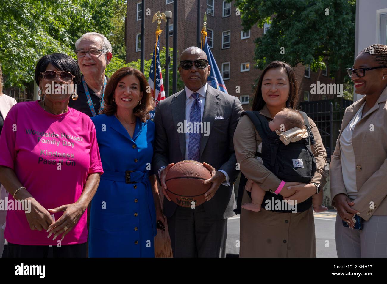 La gouverneure Kathy Hochul et le maire Eric Adams assistent à une annonce conjointe de logement et d'énergie propre au complexe Woodside Houses NYCHA, dans le quartier Queens de New York. Le gouverneur Hochul et le maire Adams annoncent un investissement initial de $70 millions pour décarboniser les bâtiments de la NYCHA dans le cadre du défi de la chaleur propre pour tous. Le plan prévoit l'installation de ce que l'on appelle une « pompe à chaleur électrique », développée par NYPA choisi Midea America et gradient, en 30 000 unités, qui fourniraient aux locataires de chaque appartement la possibilité de contrôler la chaleur ou de garder leurs unités au frais tout au long de l'année. Banque D'Images