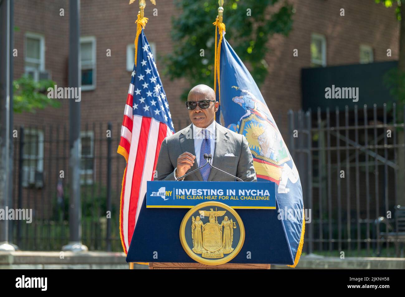 Le maire Eric Adams parle lors d'une annonce conjointe sur le logement et l'énergie propre au complexe Woodside Houses NYCHA, dans le quartier Queens de New York. Le gouverneur Hochul et le maire Adams annoncent un investissement initial de $70 millions pour décarboniser les bâtiments de la NYCHA dans le cadre du défi de la chaleur propre pour tous. Le plan prévoit l'installation de ce que l'on appelle une « pompe à chaleur électrique », développée par NYPA choisi Midea America et gradient, en 30 000 unités, qui fourniraient aux locataires de chaque appartement la possibilité de contrôler la chaleur ou de garder leurs unités au frais tout au long de l'année. Banque D'Images