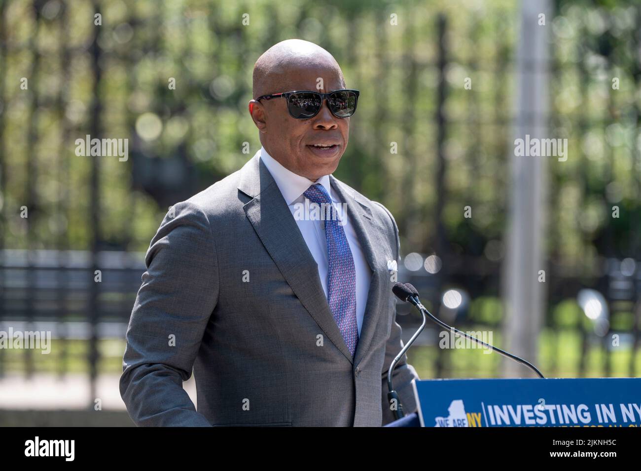 Le maire Eric Adams parle lors d'une annonce conjointe sur le logement et l'énergie propre au complexe Woodside Houses NYCHA, dans le quartier Queens de New York. Le gouverneur Hochul et le maire Adams annoncent un investissement initial de $70 millions pour décarboniser les bâtiments de la NYCHA dans le cadre du défi de la chaleur propre pour tous. Le plan prévoit l'installation de ce que l'on appelle une « pompe à chaleur électrique », développée par NYPA choisi Midea America et gradient, en 30 000 unités, qui fourniraient aux locataires de chaque appartement la possibilité de contrôler la chaleur ou de garder leurs unités au frais tout au long de l'année. Banque D'Images