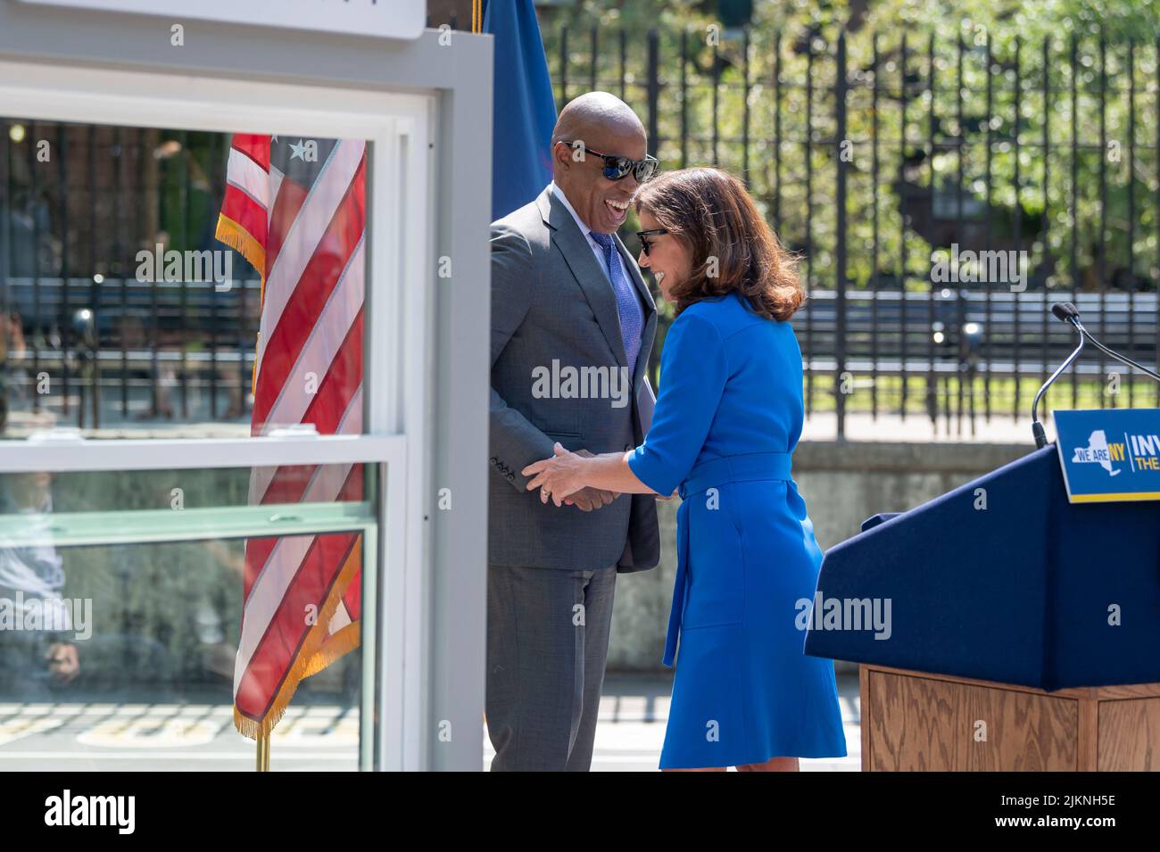 Le maire Eric Adams et la gouverneure Kathy Hochul se sont fait serrer la main lors d’une annonce conjointe de logement et d’énergie propre au complexe Woodside Houses NYCHA, dans le quartier Queens de New York. Le gouverneur Hochul et le maire Adams annoncent un investissement initial de $70 millions pour décarboniser les bâtiments de la NYCHA dans le cadre du défi de la chaleur propre pour tous. Le plan prévoit l'installation de ce que l'on appelle une « pompe à chaleur électrique », développée par NYPA a choisi Midea America et gradient, en 30 000 unités, qui fourniraient aux locataires de chaque appartement la possibilité de contrôler la chaleur ou de maintenir leurs unités au frais tout au long de la Th Banque D'Images