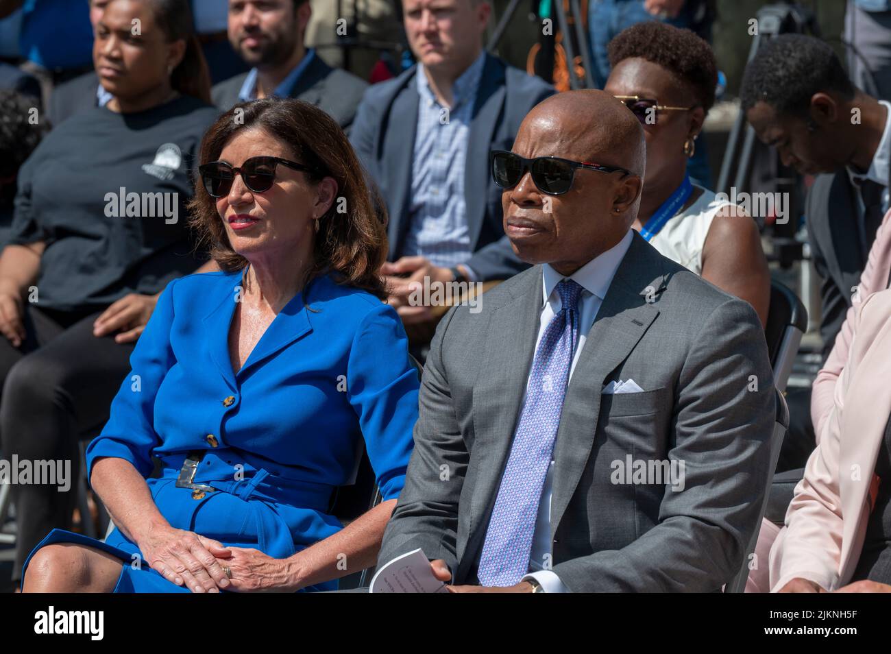 La gouverneure Kathy Hochul et le maire Eric Adams assistent à une annonce conjointe de logement et d'énergie propre au complexe Woodside Houses NYCHA, dans le quartier Queens de New York. Le gouverneur Hochul et le maire Adams annoncent un investissement initial de $70 millions pour décarboniser les bâtiments de la NYCHA dans le cadre du défi de la chaleur propre pour tous. Le plan prévoit l'installation de ce que l'on appelle une « pompe à chaleur électrique », développée par NYPA choisi Midea America et gradient, en 30 000 unités, qui fourniraient aux locataires de chaque appartement la possibilité de contrôler la chaleur ou de garder leurs unités au frais tout au long de l'année. Banque D'Images