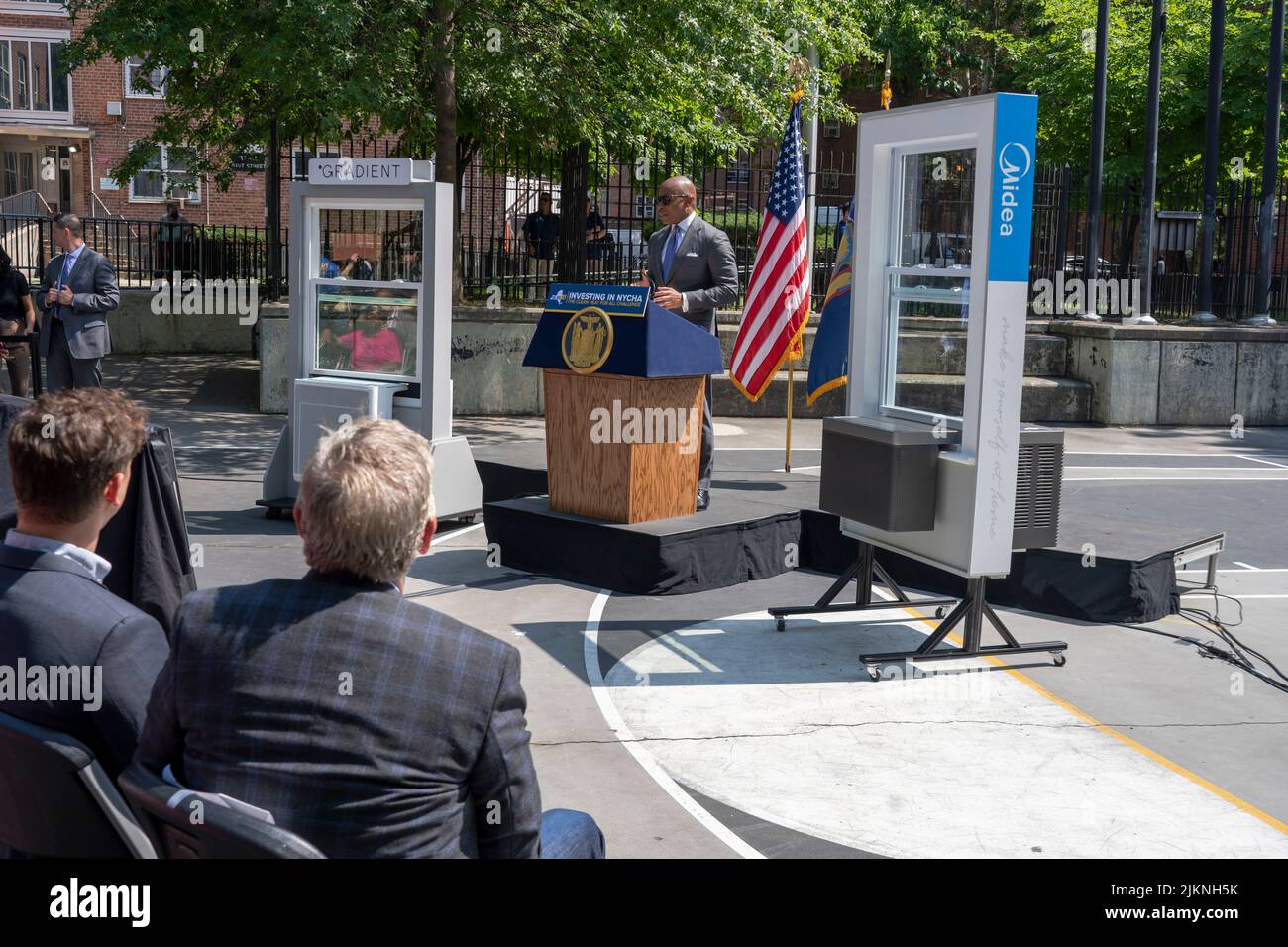 Le maire Eric Adams parle lors d'une annonce conjointe sur le logement et l'énergie propre au complexe Woodside Houses NYCHA, dans le quartier Queens de New York. Le gouverneur Hochul et le maire Adams annoncent un investissement initial de $70 millions pour décarboniser les bâtiments de la NYCHA dans le cadre du défi de la chaleur propre pour tous. Le plan prévoit l'installation de ce que l'on appelle une « pompe à chaleur électrique », développée par NYPA choisi Midea America et gradient, en 30 000 unités, qui fourniraient aux locataires de chaque appartement la possibilité de contrôler la chaleur ou de garder leurs unités au frais tout au long de l'année. Banque D'Images