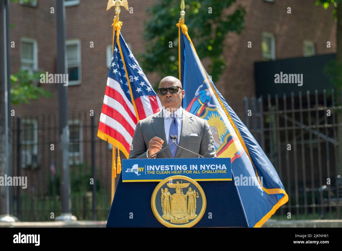 Le maire Eric Adams parle lors d'une annonce conjointe sur le logement et l'énergie propre au complexe Woodside Houses NYCHA, dans le quartier Queens de New York. Le gouverneur Hochul et le maire Adams annoncent un investissement initial de $70 millions pour décarboniser les bâtiments de la NYCHA dans le cadre du défi de la chaleur propre pour tous. Le plan prévoit l'installation de ce que l'on appelle une « pompe à chaleur électrique », développée par NYPA choisi Midea America et gradient, en 30 000 unités, qui fourniraient aux locataires de chaque appartement la possibilité de contrôler la chaleur ou de garder leurs unités au frais tout au long de l'année. Banque D'Images