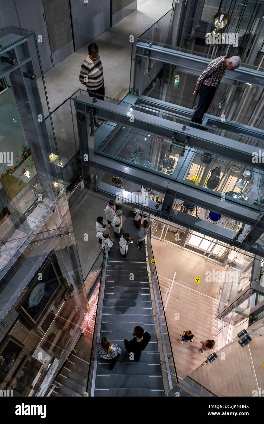Plancher de verre et niveaux d'escalier complexes à l'intérieur de Boijmans van Beuningen dépôt d'art salles avec des personnes et des groupes de visiteurs Banque D'Images