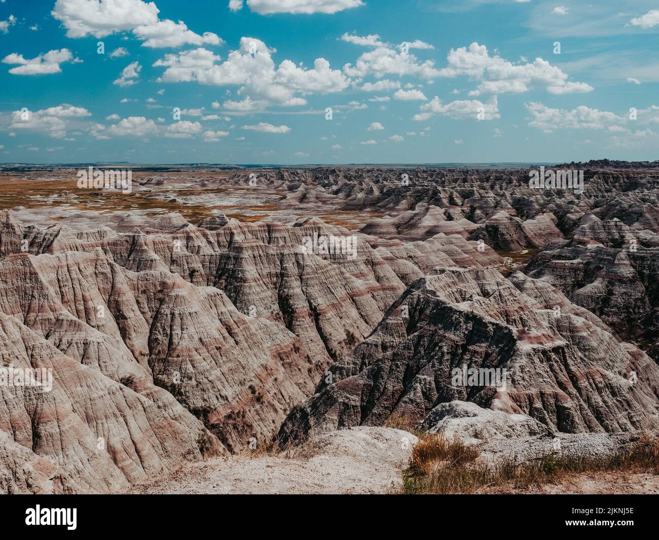 Vue panoramique sur les rochers massifs sous le ciel en plein jour Banque D'Images