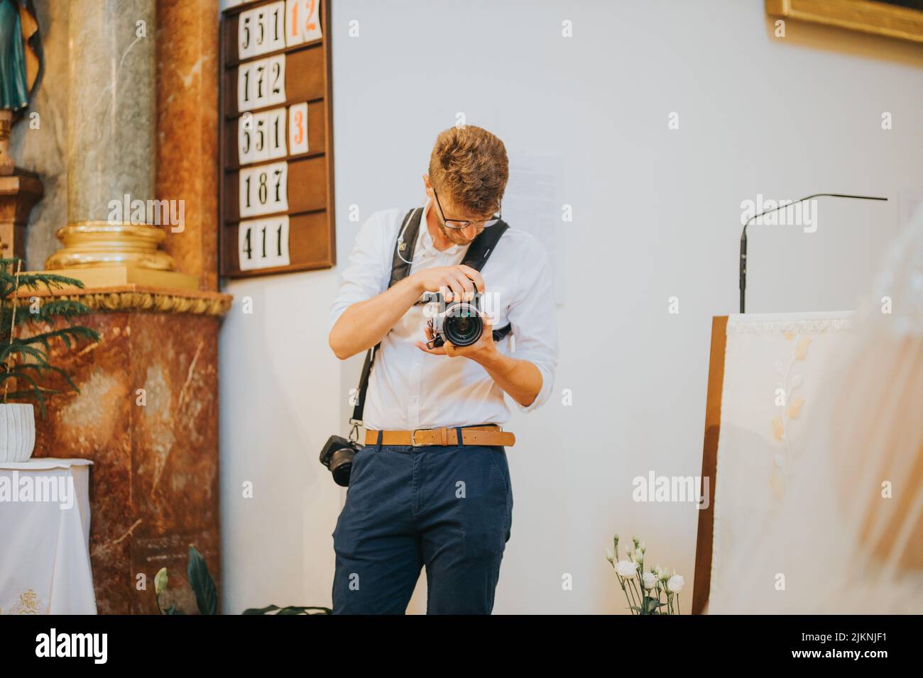 Une vue de la photo de style mode prenant des photos sur l'arrière-plan d'un stand avec des chiffres Banque D'Images