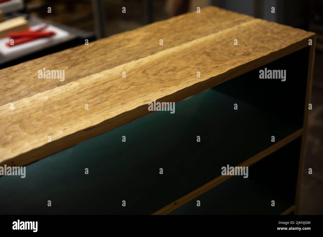Fabrication de meubles en atelier de menuiserie. armoire en bois. Produit d'origine. Création d'une armoire en bois. Banque D'Images