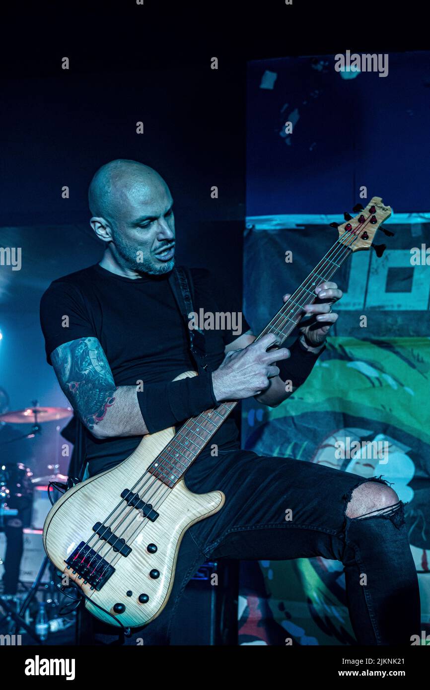 Madrid, Espagne. 2 avril 2022. Le groupe de rock dur et de métal moderne appelé bajo Presion, dans un concert à hysteria à Madrid. Banque D'Images