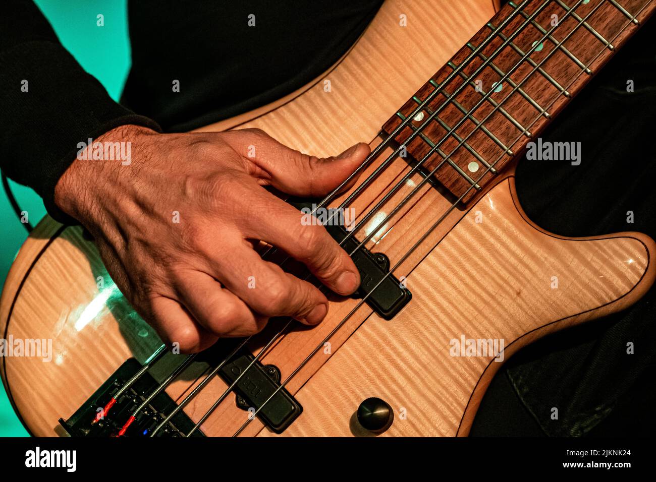 Madrid, Espagne. 2 avril 2022. Le groupe de rock dur et de métal moderne appelé bajo Presion, dans un concert à hysteria à Madrid. Banque D'Images