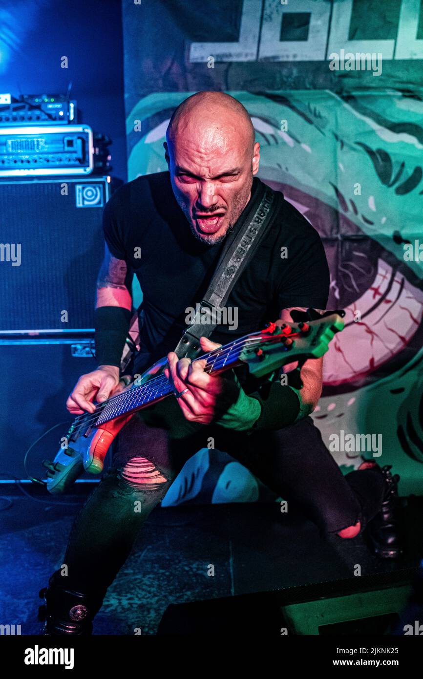 Madrid, Espagne. 2 avril 2022. Le groupe de rock dur et de métal moderne appelé bajo Presion, dans un concert à hysteria à Madrid. Banque D'Images