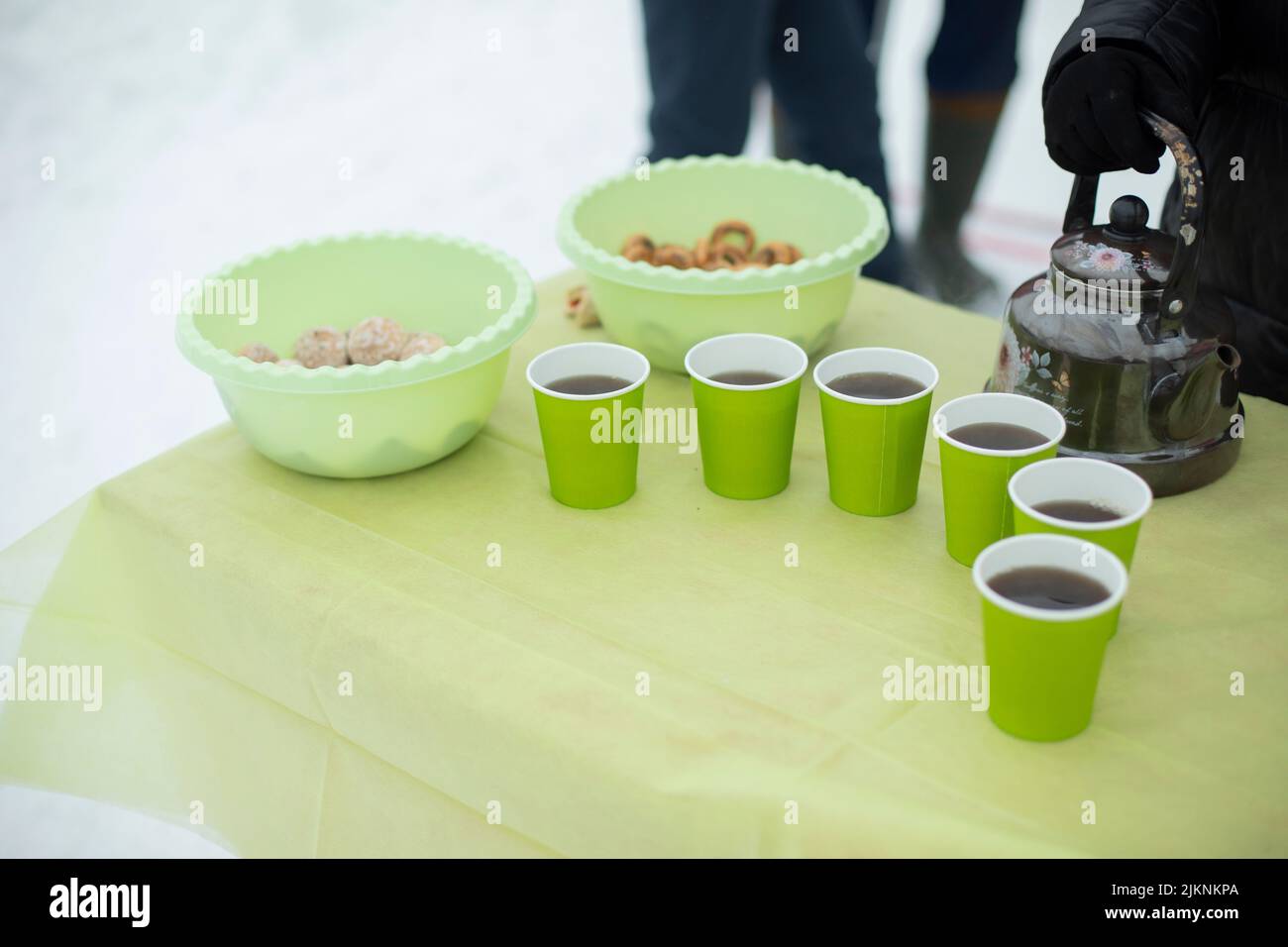 Thé dans les verres à l'extérieur. Cuisine pour ceux qui en ont besoin. Distribution de nourriture. Boissons pour sans-abri. Rafraîchissements pour bénévoles. Banque D'Images