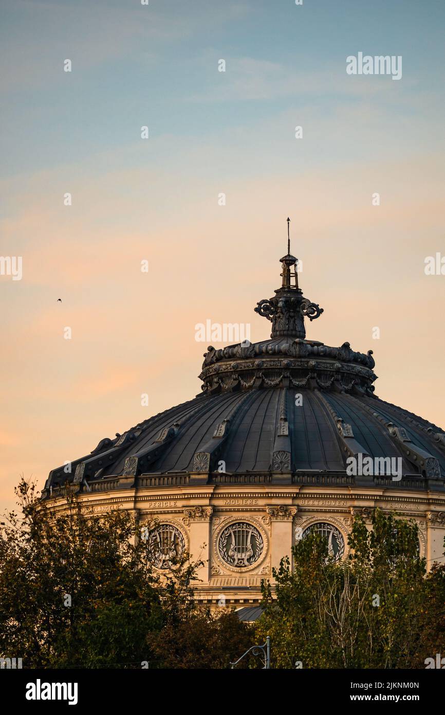 Vue détaillée sur l'Athenaeum roumain ou l'Ateneul romain, dans le centre de la capitale roumaine de Bucarest Banque D'Images