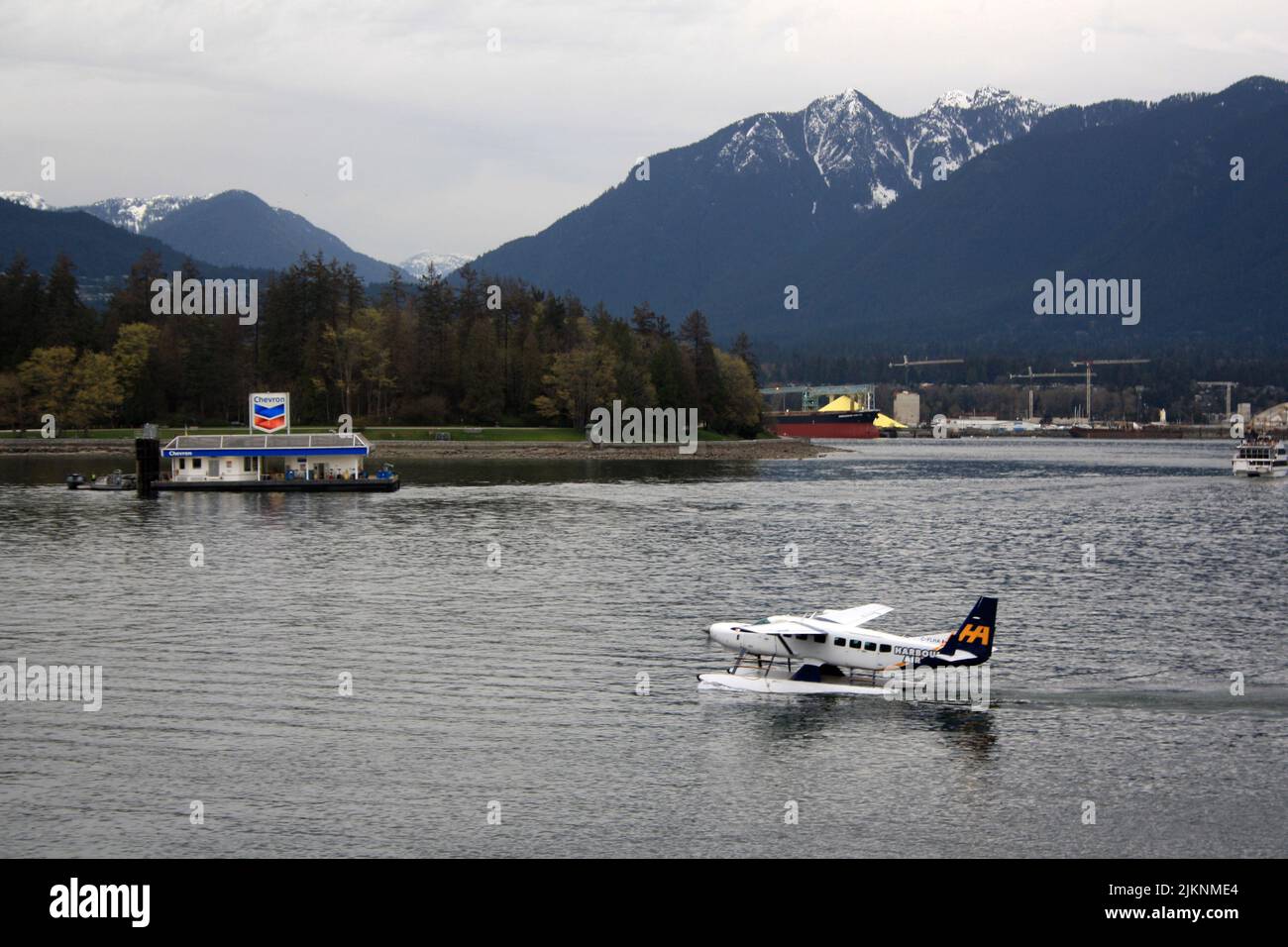 La vue magnifique sur les montagnes avec un hydravion sur l'eau. Vancouver, Colombie-Britannique, Canada. Banque D'Images